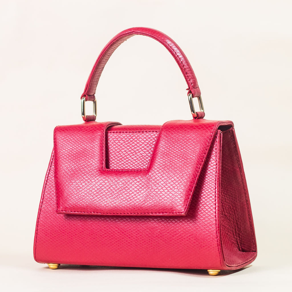 Discover the allure of this women's leather handbag in dark red hue. Featuring a structured cut, brand signature flap, brass accessories, and an adjustable strap, this handbag is the epitome of everyday elegance and style. Elevate your fashion with this chic accessory designed for the modern woman.