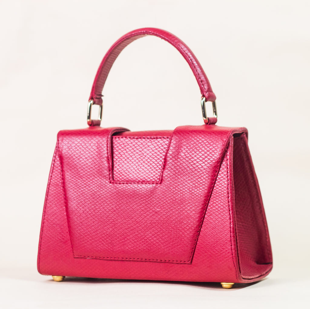 Discover the allure of this women's leather handbag in dark red hue. Featuring a structured cut, brand signature flap, brass accessories, and an adjustable strap, this handbag is the epitome of everyday elegance and style. Elevate your fashion with this chic accessory designed for the modern woman.