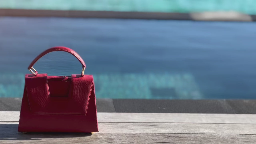 Discover the allure of this women's leather handbag in dark red hue. Featuring a structured cut, brand signature flap, brass accessories, and an adjustable strap, this handbag is the epitome of everyday elegance and style. Elevate your fashion with this chic accessory designed for the modern woman.